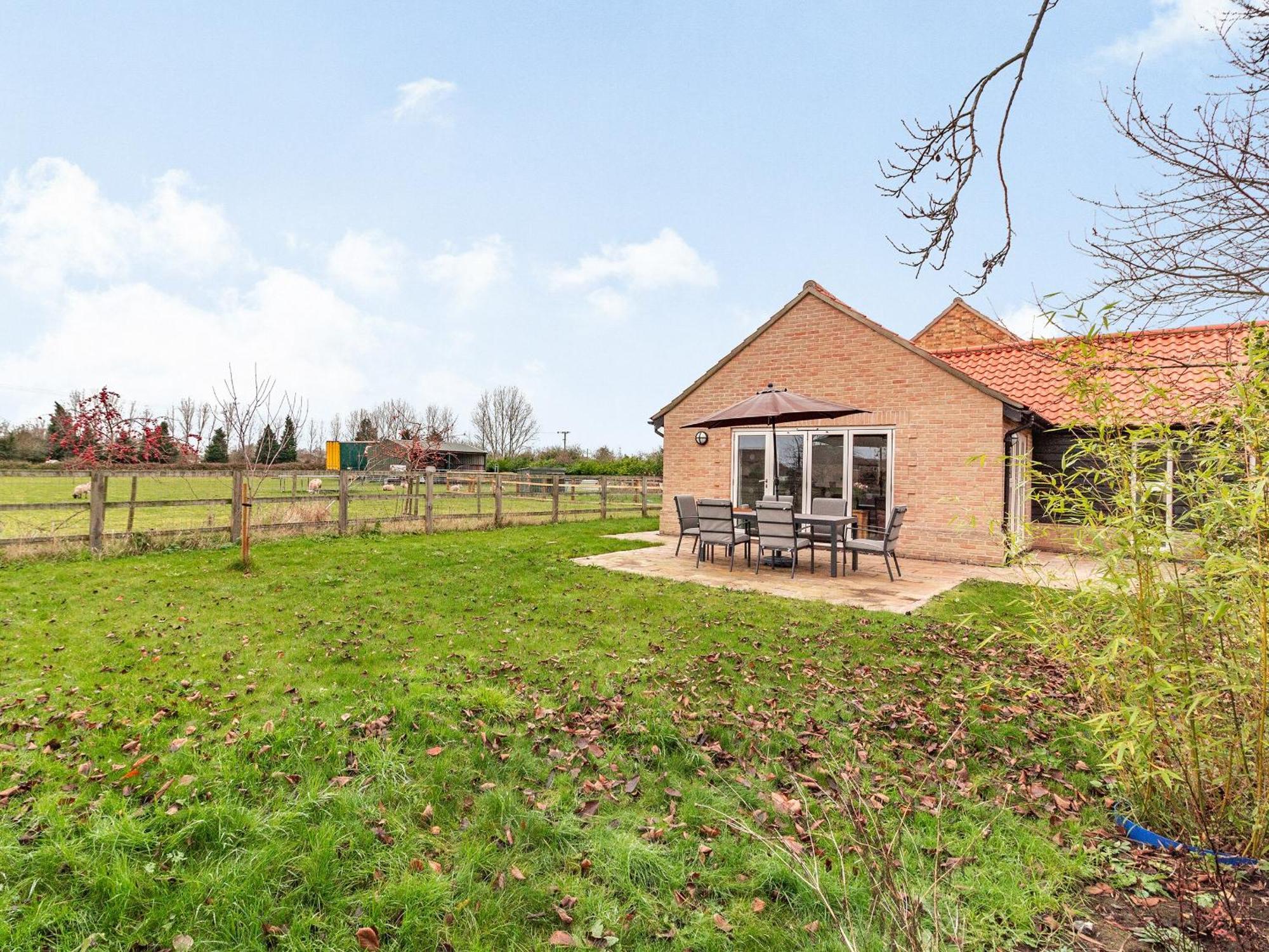 Barrow Barn Villa Wicken  Екстериор снимка